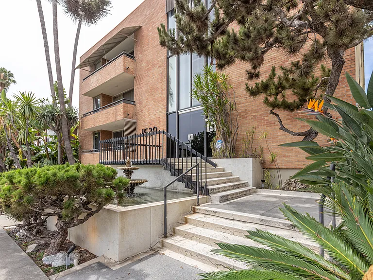 1539 N Laurel Ave #103 — Photo 47