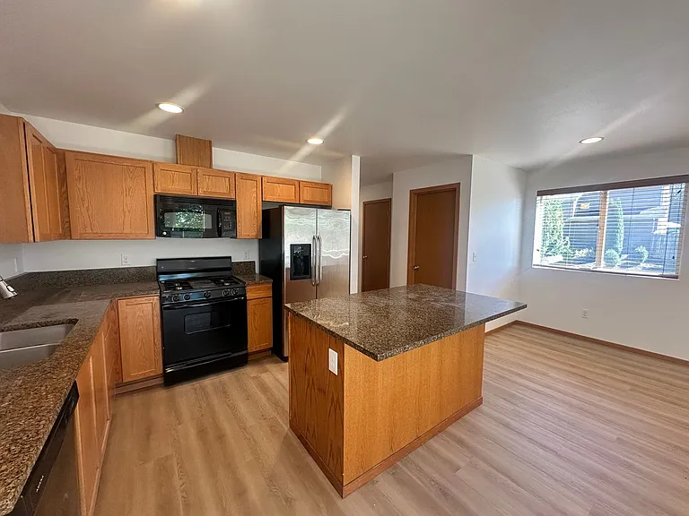 4002 82nd Ave NE — Photo 7
