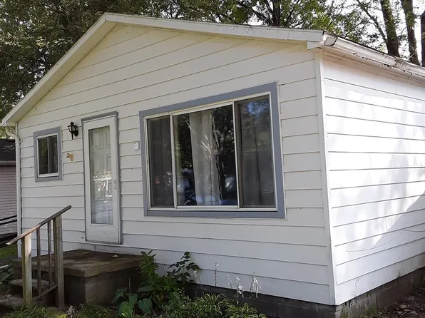 911 Columbia St, Algonac, MI 48001