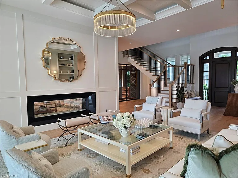 637 Palm Cir W — Photo 4