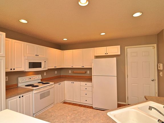 4th image of 5071 NE Candlewood Pl