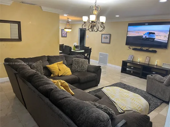 6633 Emerald Lake Dr, Miramar, FL 33023