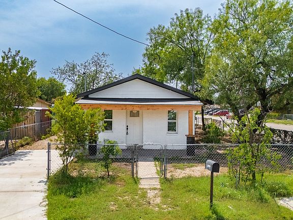 2nd image of 1099 N Comal
