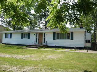 501 Lakeshore Dr, Oakland, IL 61943