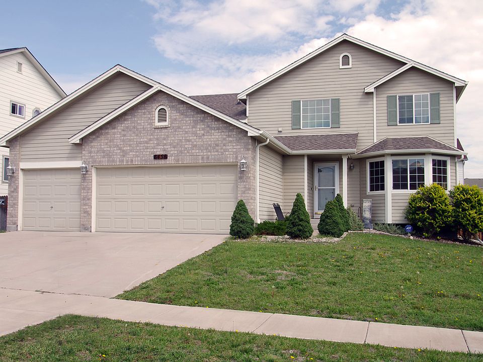 Lovely Home w/ 3 Car Garage