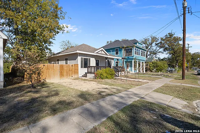 3 bed, 2.0 bath, 995 sqft, $1,400 — Photo 3