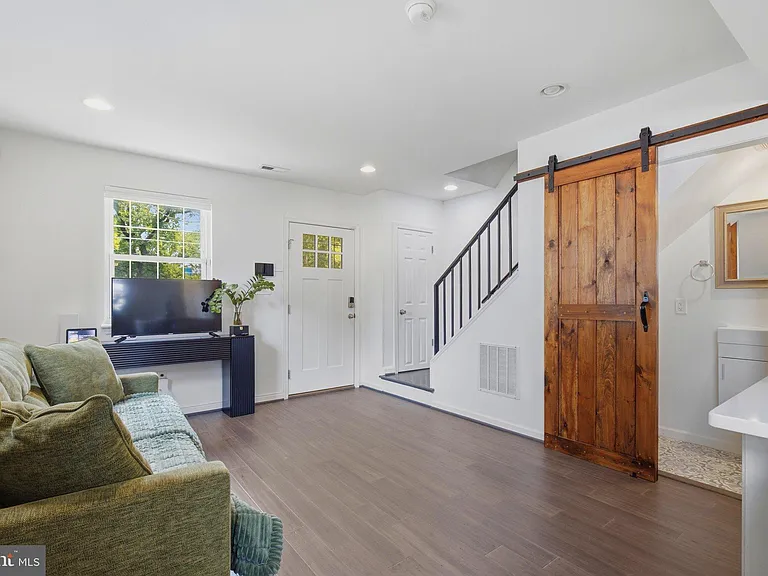 248 Kenilworth Ave NE — Photo 3