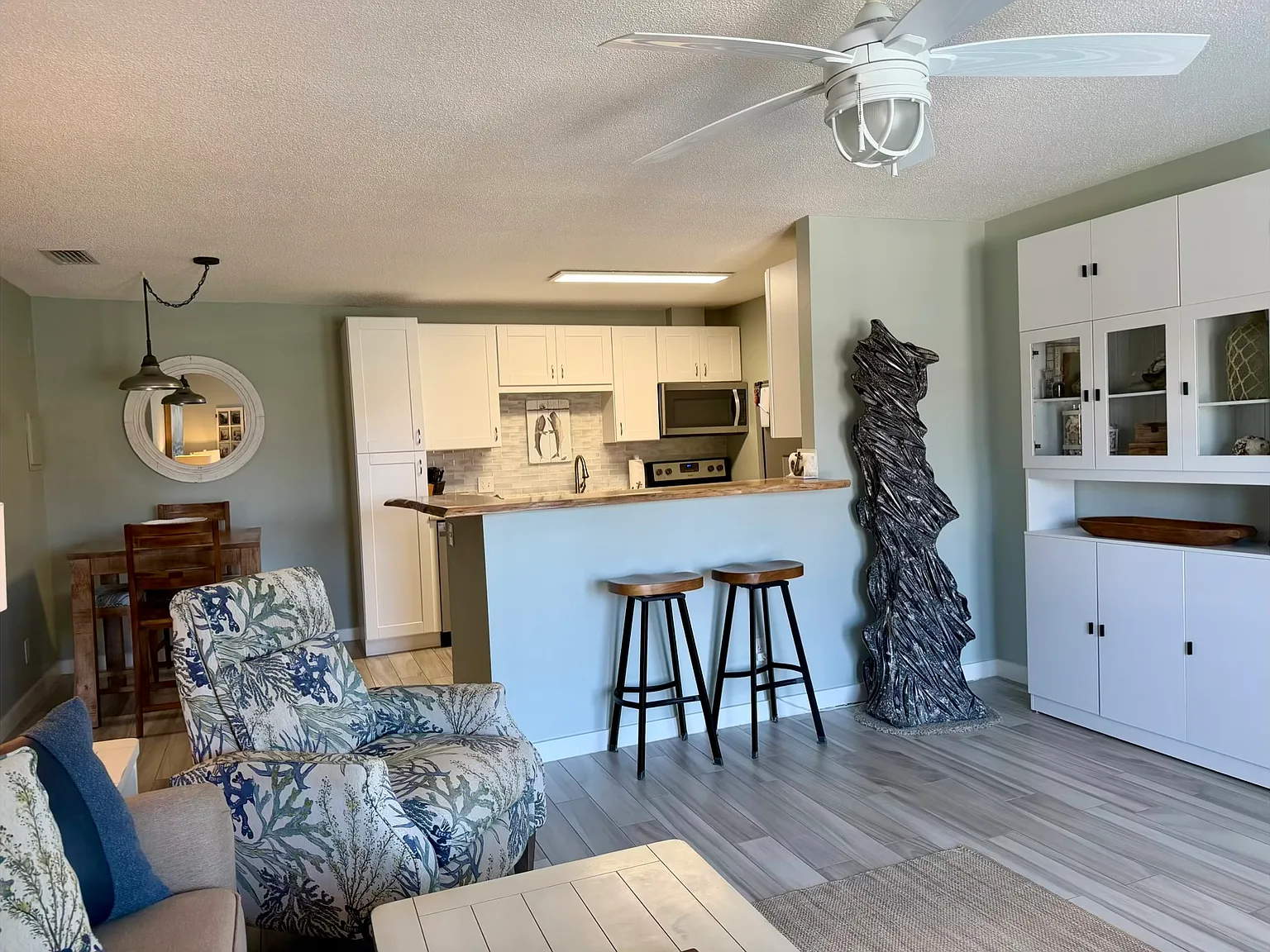 2100 W Beach Dr — Photo 2