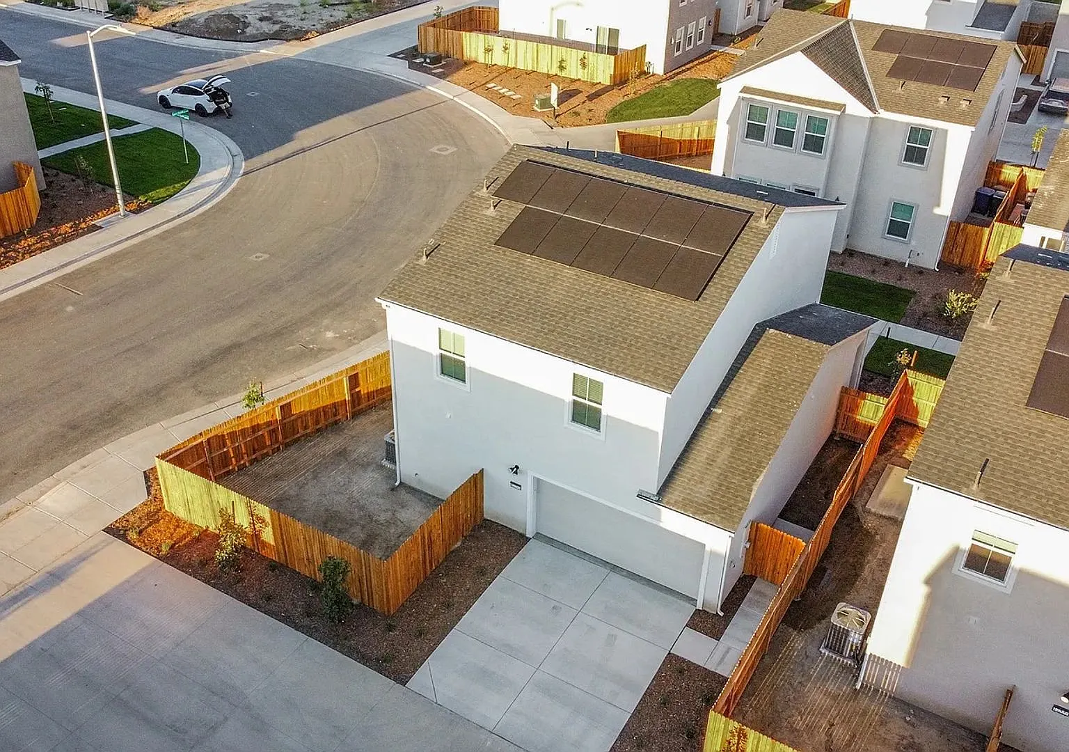 Brand-New 3BD/2.5BA Home in Southwest Bakersfield Modern Finishes, Solar & 2-Car Garage — Photo 2