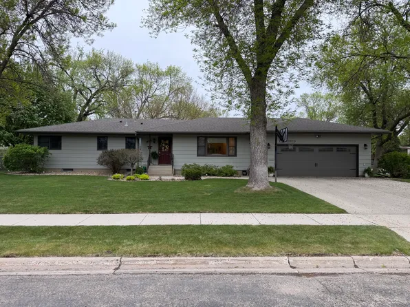 1899 Eisenhower Cir, Aberdeen, SD 57401