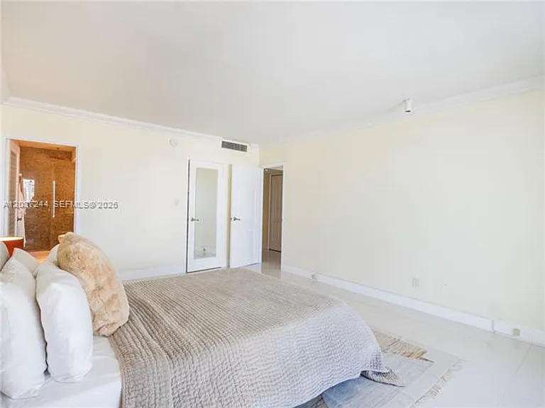 5401 Collins Ave #1013 — Photo 13