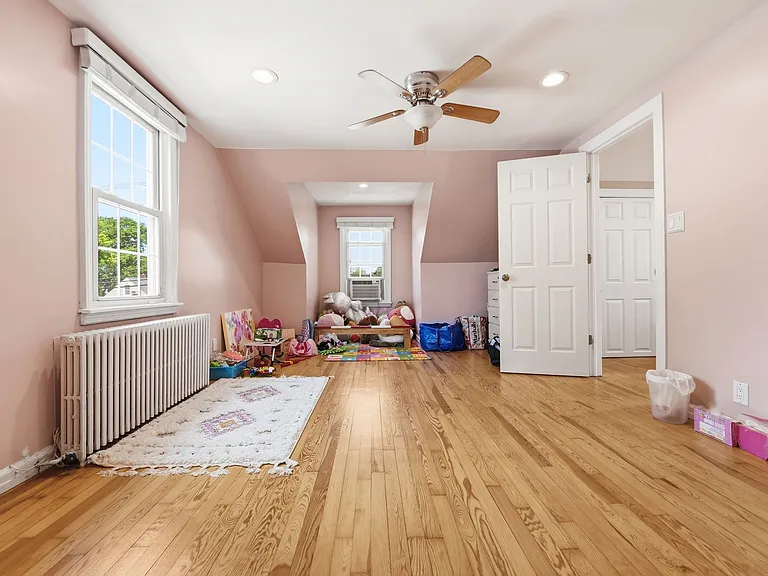 319 E Madison Ave — Photo 17