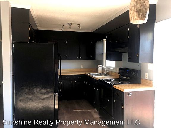 3rd image of 1403 Greenwood Dr