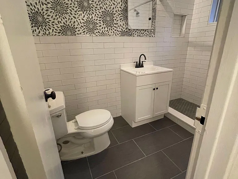202 12th St NE #1 — Photo 7