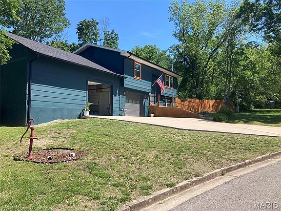 3rd image of 800 Greenbriar Dr