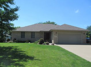 204 Parklane Dr, East Dubuque, IL 61025
