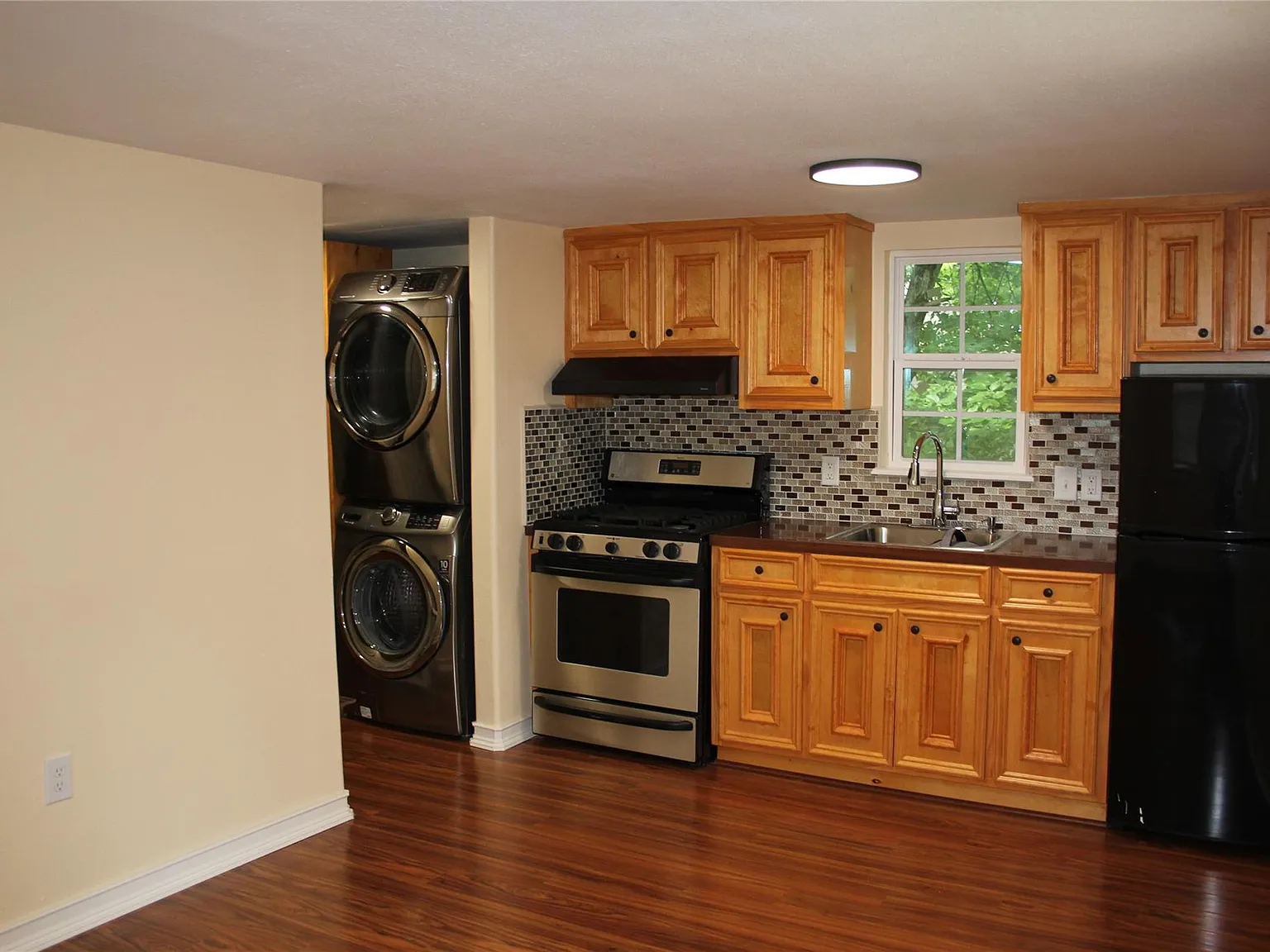 1 bed, 1.0 bath, 500 sqft, $1,050 — Photo 2