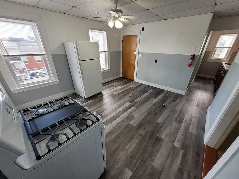 323 Dubuque St & 142-146 Wayne St — Photo 25