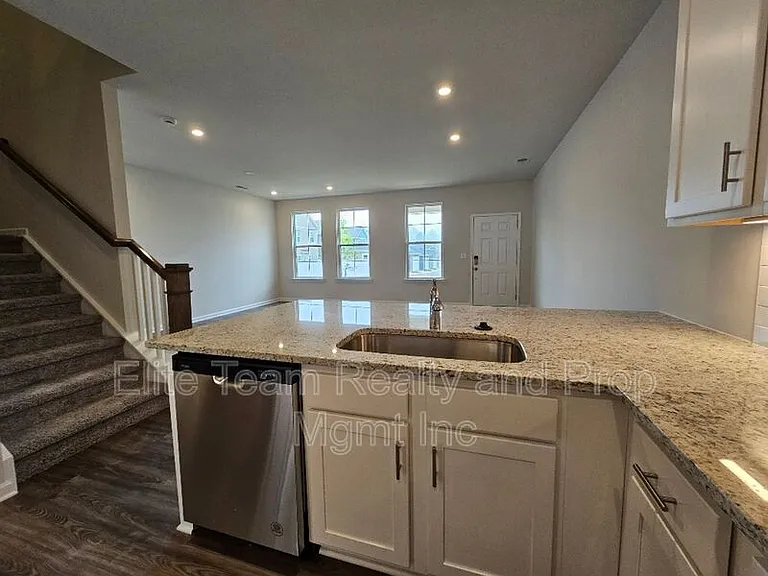 5416 Kings Ridge Dr — Photo 2
