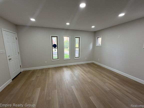 4th image of 16931 Prairie St
