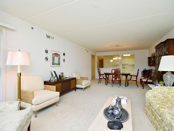 3rd image of 710 Creekside Dr Unit 406A