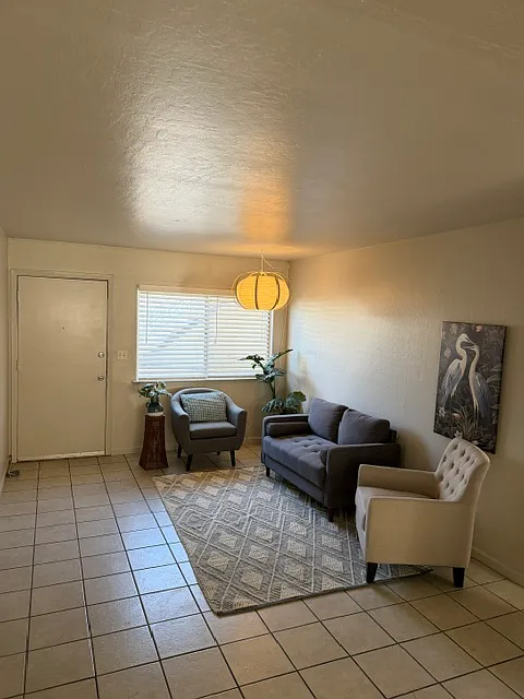 2 bed, 800 sqft, $2,100 — Photo 2