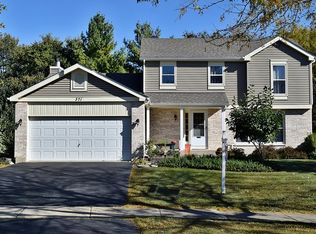 371 Wildwood Dr, North Aurora, IL 60542