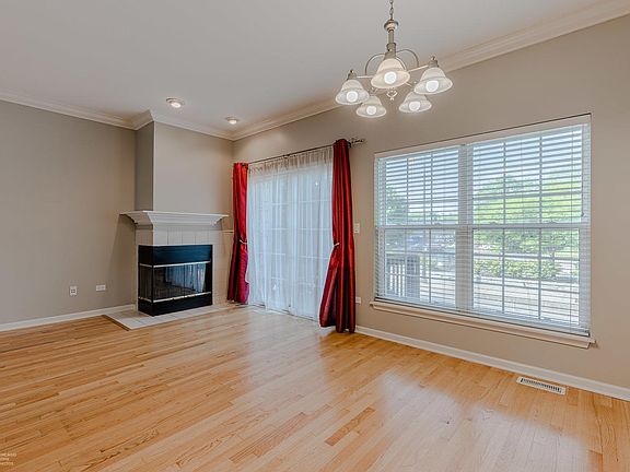3rd image of 3827 N Milwaukee Ave Unit D
