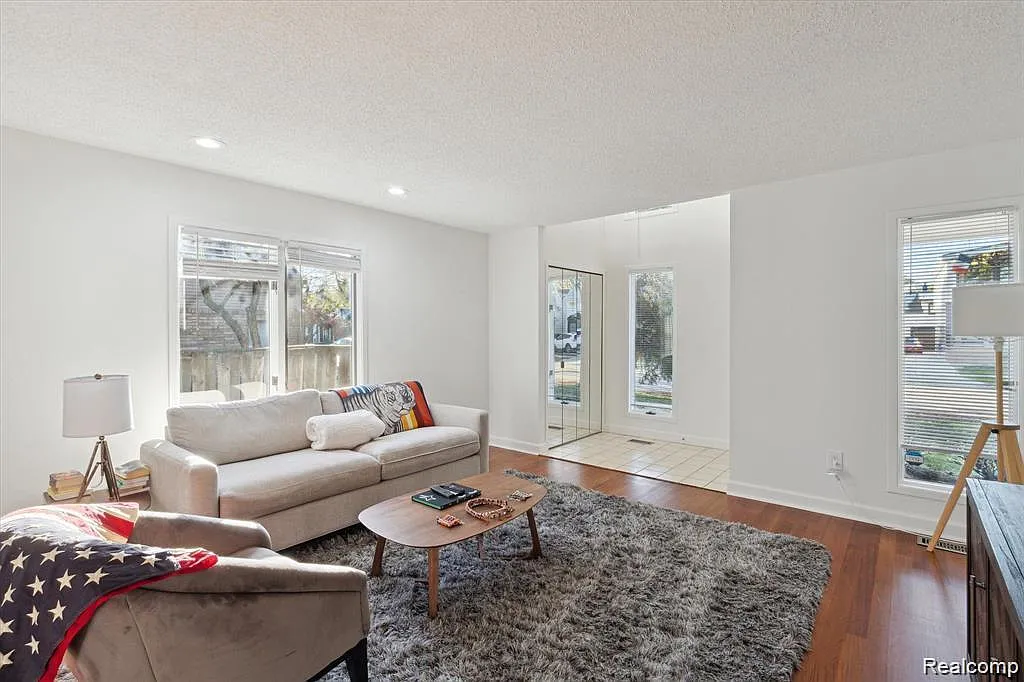 2 bed, 1.5 bath, 1385 sqft, $2,949 — Photo 2
