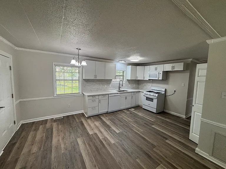 8100 N Claremont Ave — Photo 8