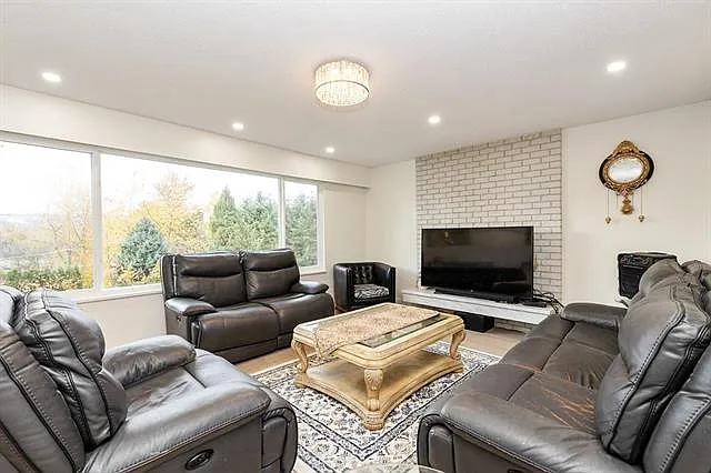 6 bed, 2.5 bath, 2261 sqft, $4,490 — Photo 3