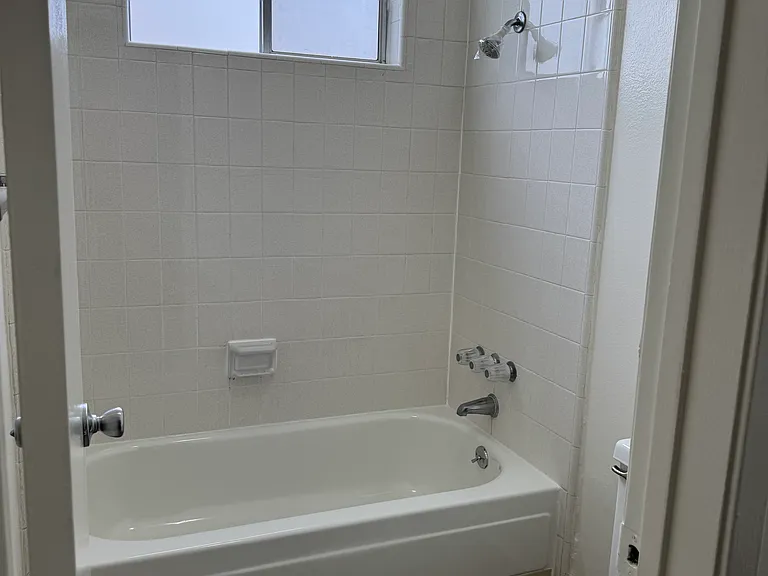 Corsica Apartments — Photo 7