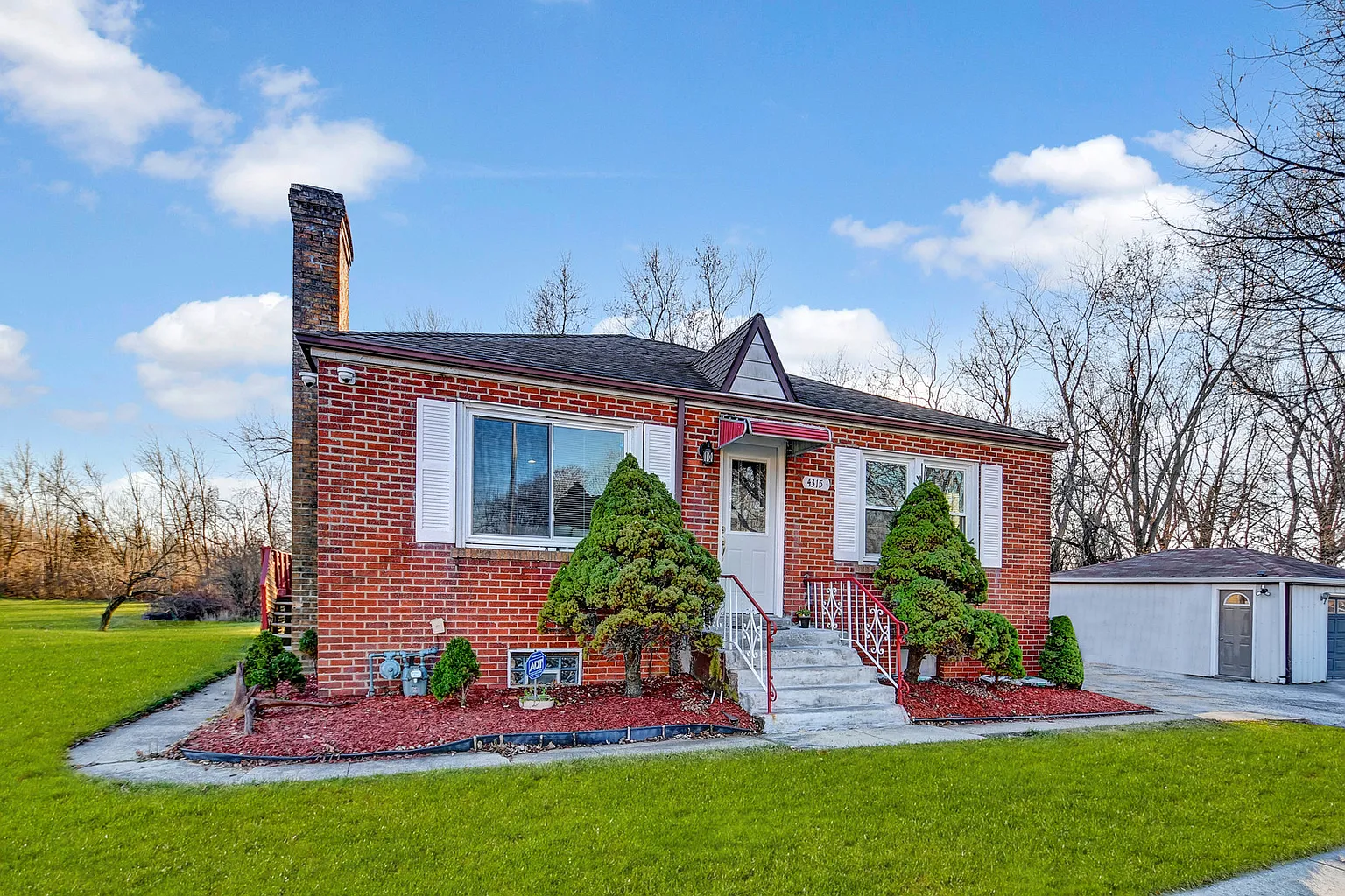 4315 Sauk Trl photo 1