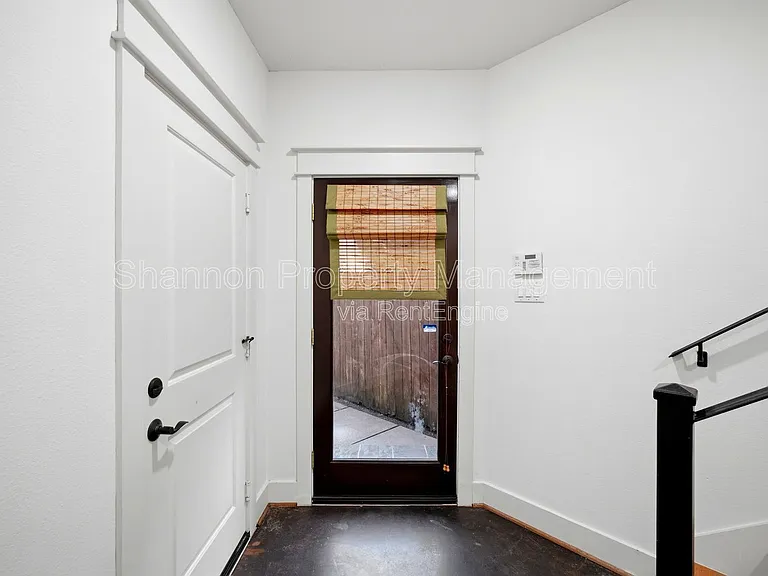 2323 Sperber Ln — Photo 7