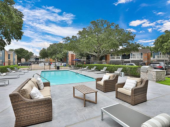 Sparkling Pool w/ Sundeck
