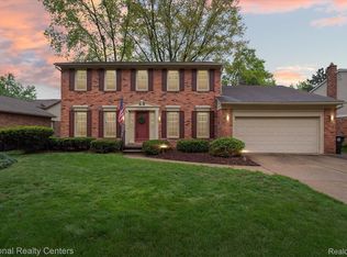 33973 Fairfax Dr, Livonia, MI 48152