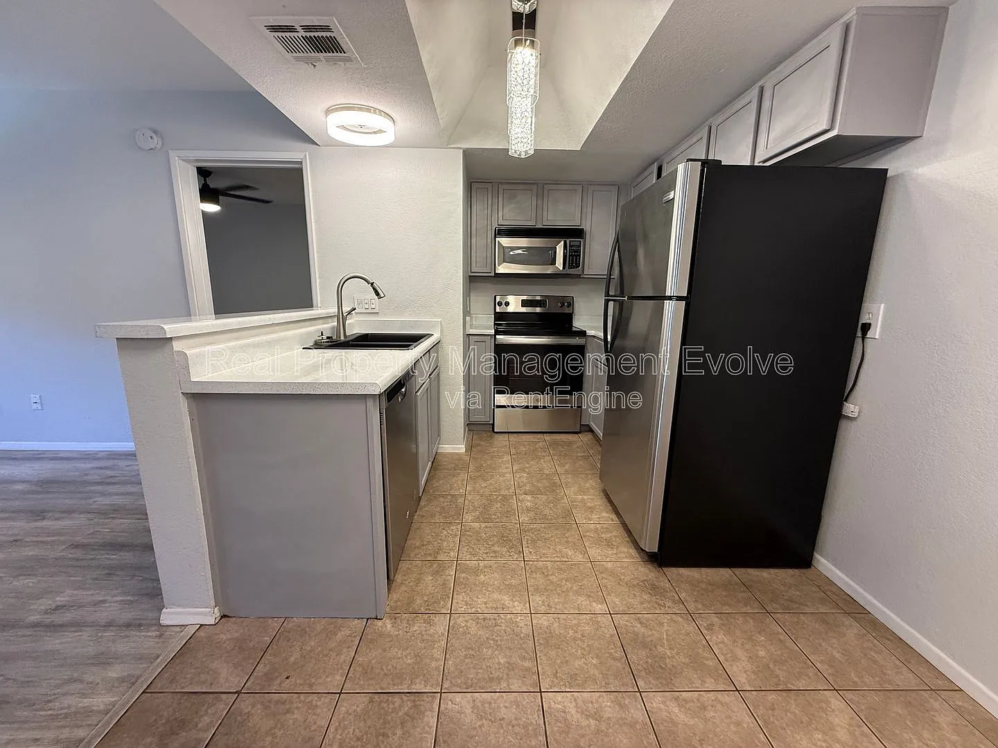 2 bed, 2.0 bath, 810 sqft, $1,295 — Photo 2