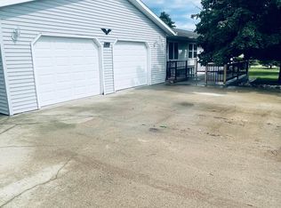 104 S Western Ave, Badger, SD 57214