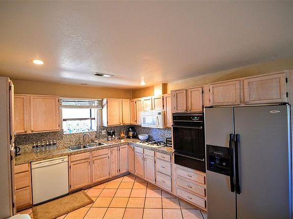 4th image of 1527 Lily Ave