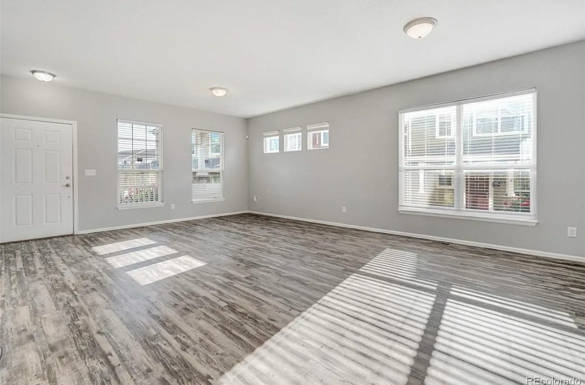 3 bed, 1870 sqft, $2,300 — Photo 3