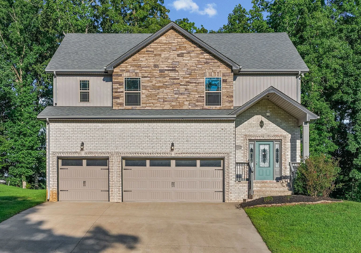 Pet Friendly Four Bedroom! — Photo 1
