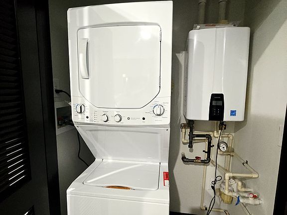5th image of 136 Mallory Ave #207
