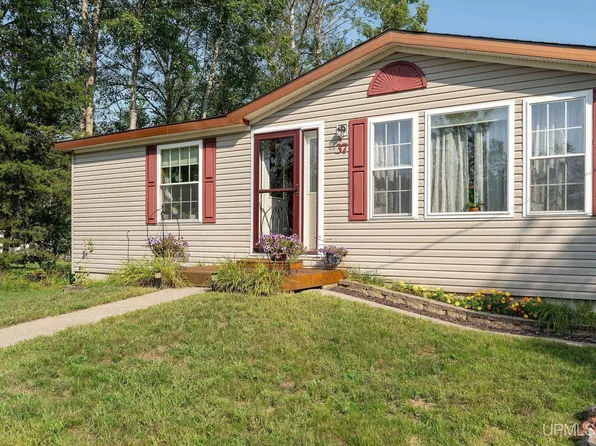 37 Sicotte Rd, Marquette, MI 49855