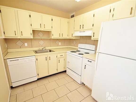 4th image of 2737 Oak Park Way #208