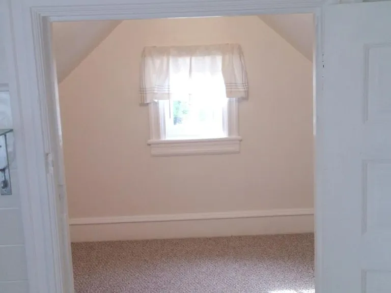 Additional room/bedroom.