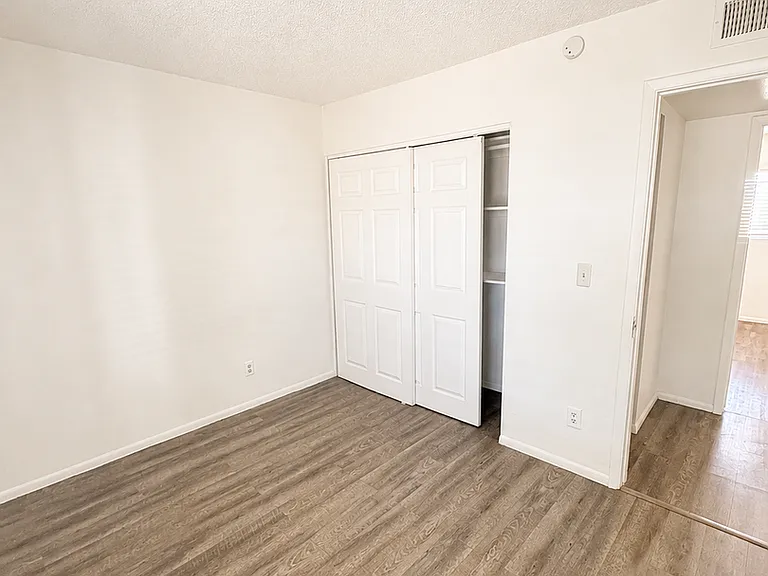 1818 W Portobello Ave — Photo 16