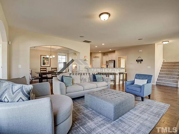 4th image of 207 Maple Walk