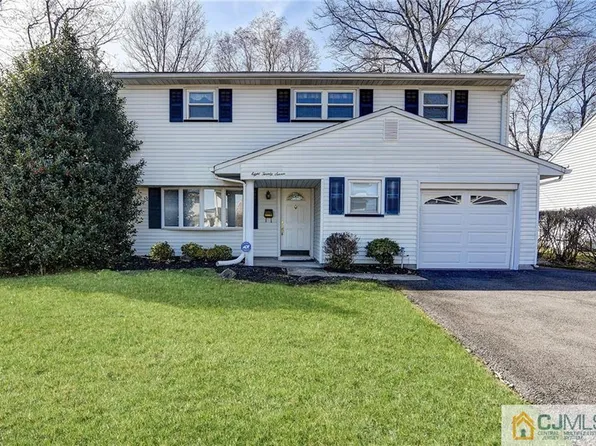 827 Jennetty Ct, Perth Amboy, NJ 08861
