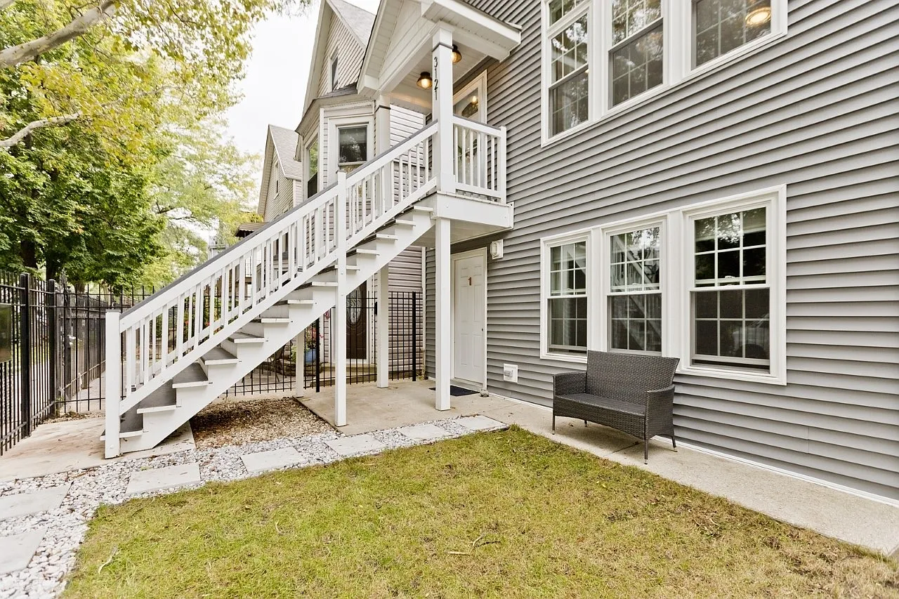 3 bed, 1200 sqft, $2,495 — Photo 3