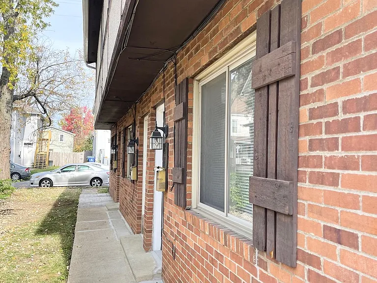135 E Maynard Ave — Photo 23